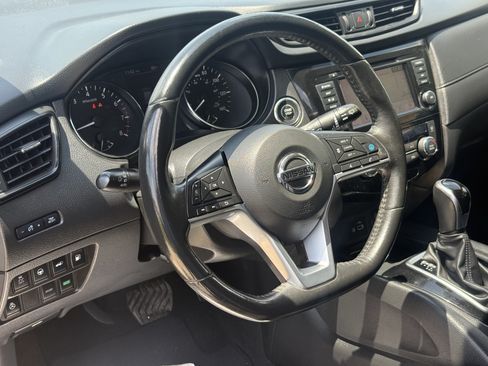 Used 2019 Nissan Rogue SV w/ Premium Package FWD image 12