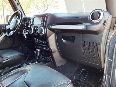Used 2018 Jeep Wrangler Sahara w/ Connectivity Group image 10