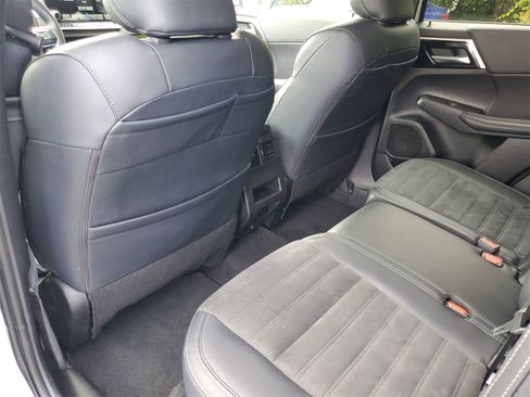 Used 2024 Mitsubishi Outlander SE image 22