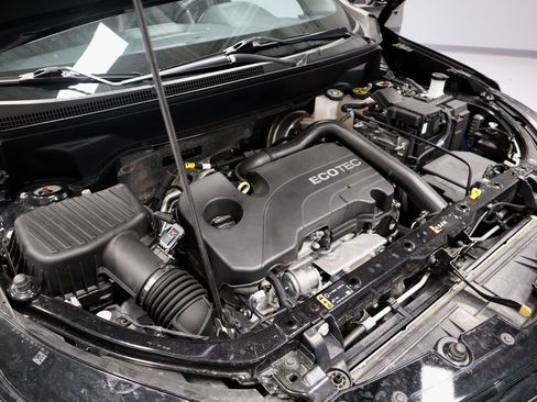 Used 2022 Chevrolet Equinox RS w/ Infotainment Package image 18