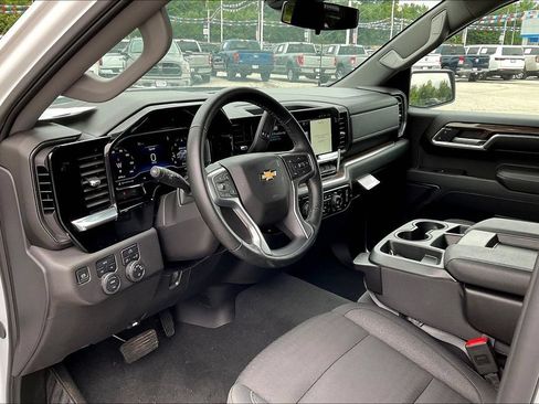 Used 2025 Chevrolet Silverado 1500 LT AWD/4WD image 8
