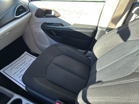 Used 2022 Chrysler Voyager LX image 15