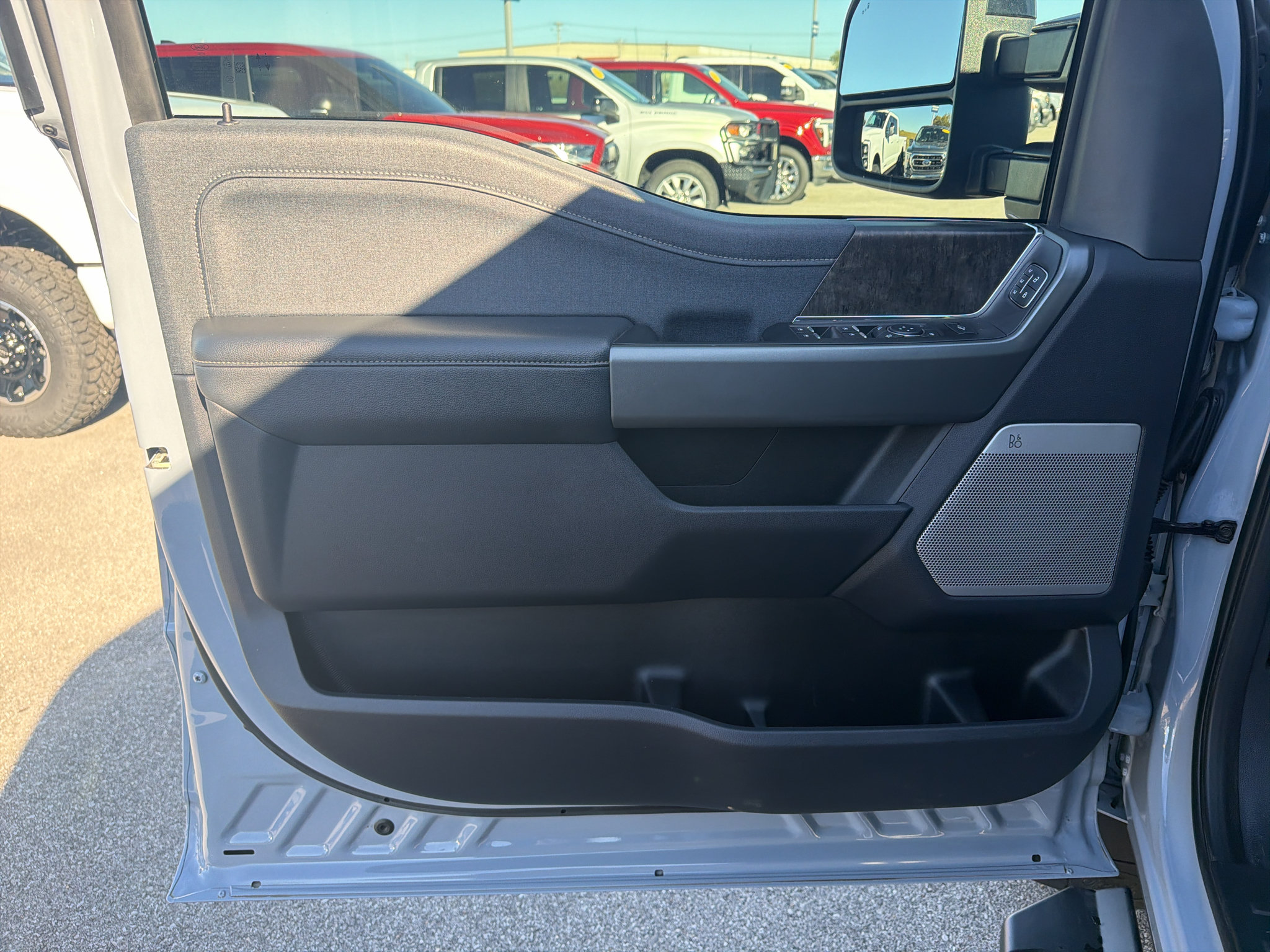 Used 2025 Ford F350 Lariat w/ FX4 Off-Road Package AWD/4WD image 9