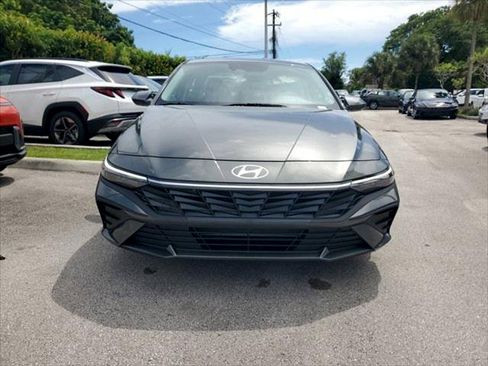 Used 2025 Hyundai Elantra SE FWD image 2