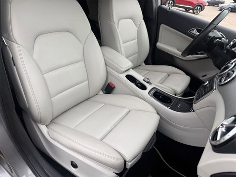 Used 2017 Mercedes-Benz GLA 250 4MATIC w/ Premium Package image 11