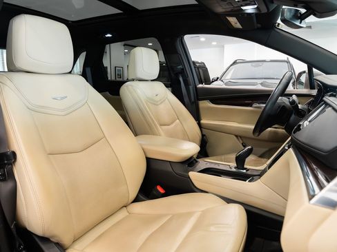 Used 2017 Cadillac XT5 Luxury w/ Driver Awareness Package image 10