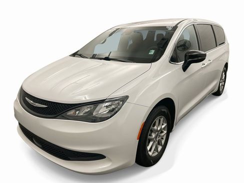 Used 2025 Chrysler Voyager LX image 30