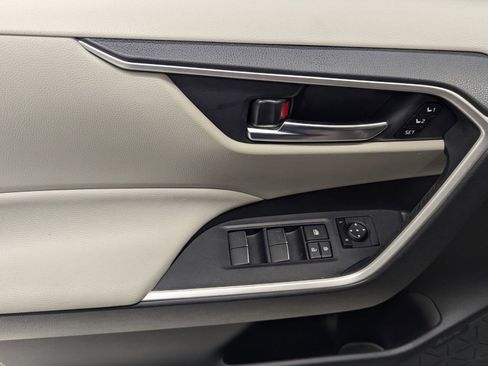 Used 2023 Toyota RAV4 XLE Premium image 10