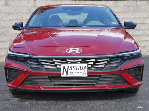 Used 2025 Hyundai Elantra Sport image 2