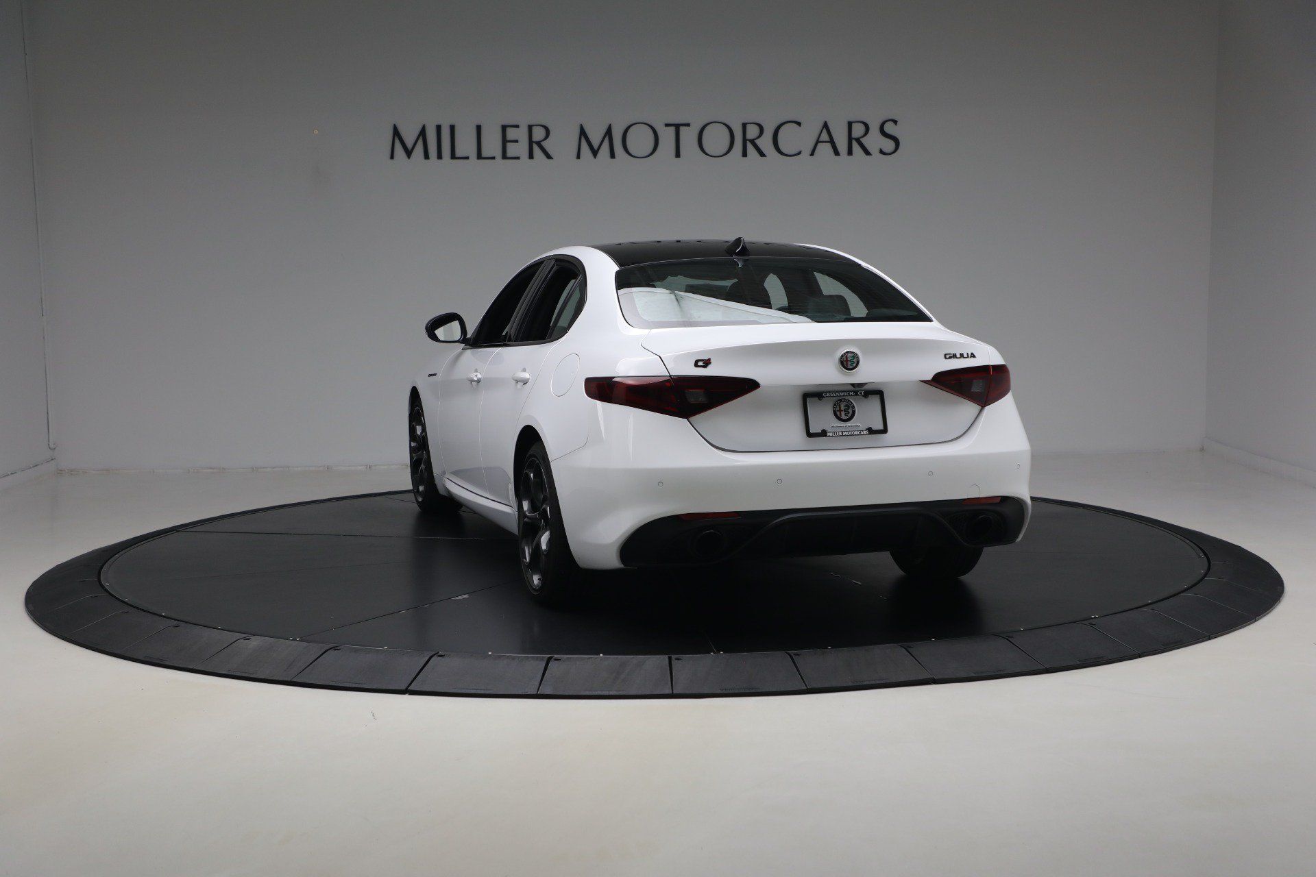 Used 2023 Alfa Romeo Giulia Estrema AWD/4WD image 5