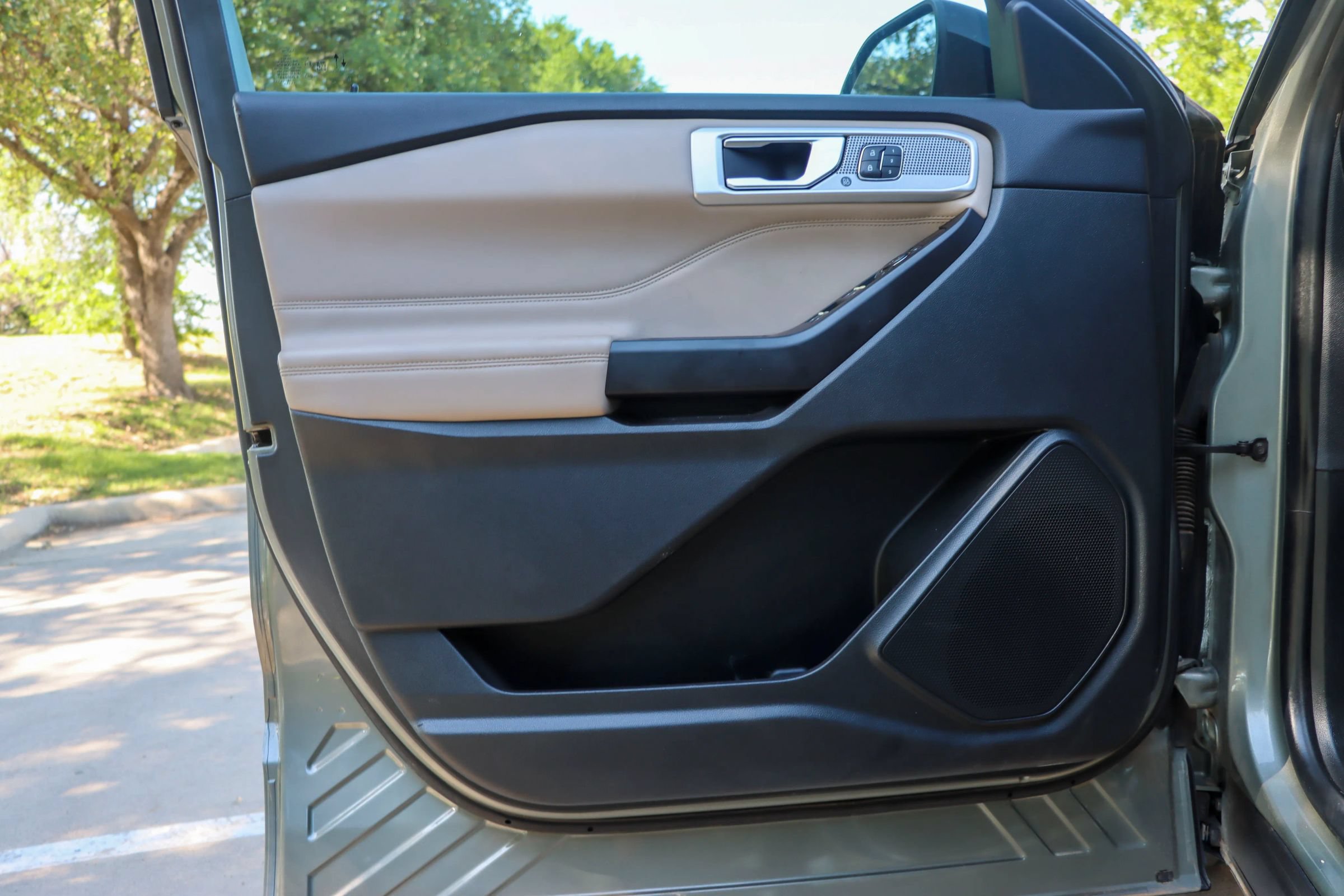 Used 2020 Ford Explorer Limited RWD image 12