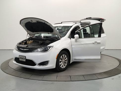 Used 2019 Chrysler Pacifica Touring-L FWD image 12