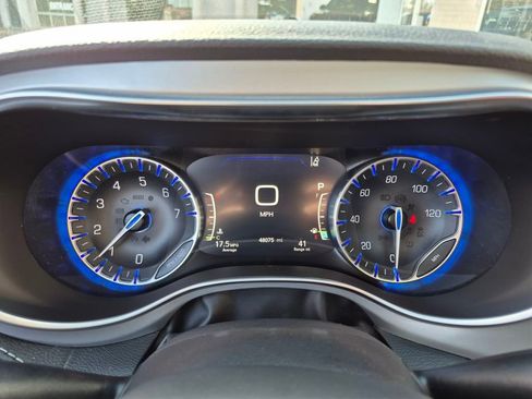 Used 2025 Chrysler Pacifica Limited FWD image 22