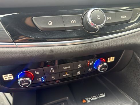 Used 2024 Buick Enclave Premium image 25