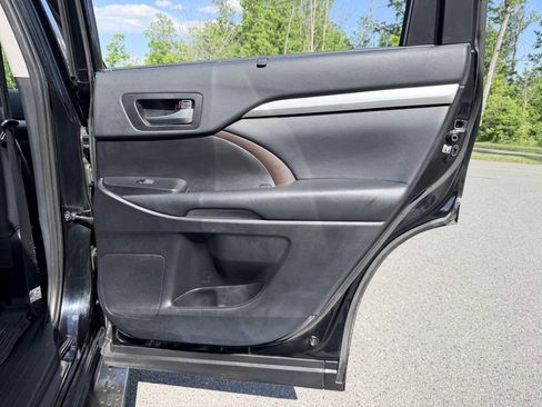 Used 2019 Toyota Highlander XLE AWD/4WD image 29