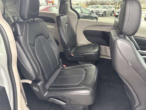 Used 2024 Chrysler Pacifica Touring-L image 13