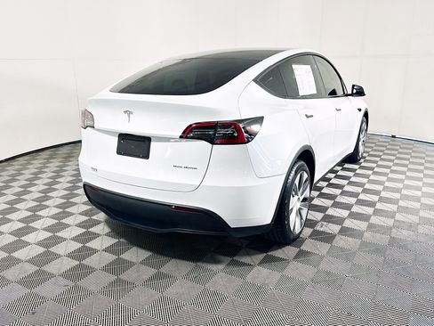 Used 2024 Tesla Model Y Long Range AWD/4WD image 3