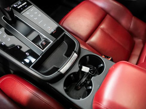 Certified 2023 Porsche Macan AWD/4WD image 25