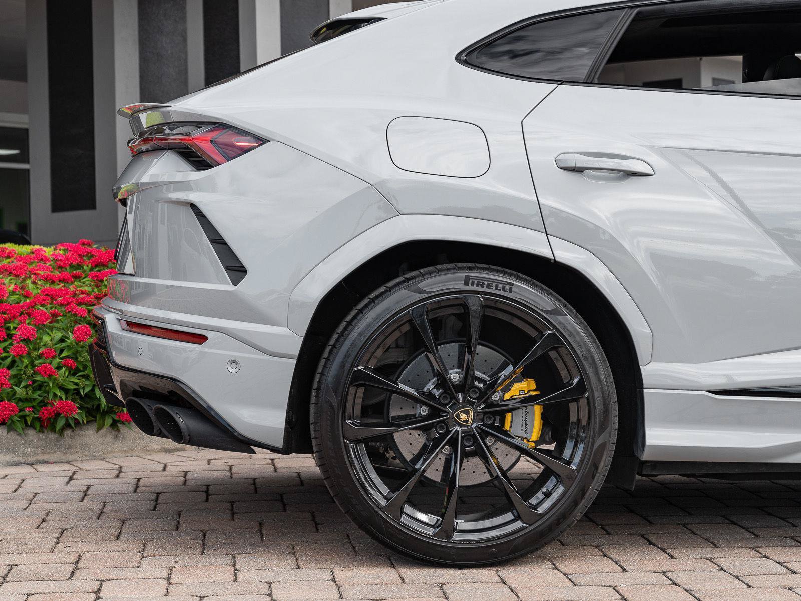 Used 2022 Lamborghini Urus AWD/4WD image 27