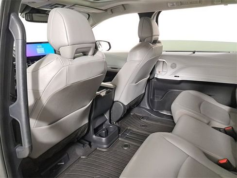 Used 2025 Toyota Sienna XLE image 11