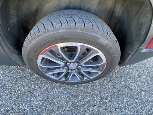 Used 2019 GMC Acadia SLT image 13