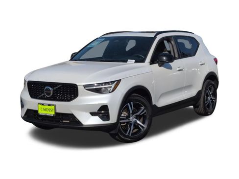 Used 2024 Volvo XC40 B5 Core image 1