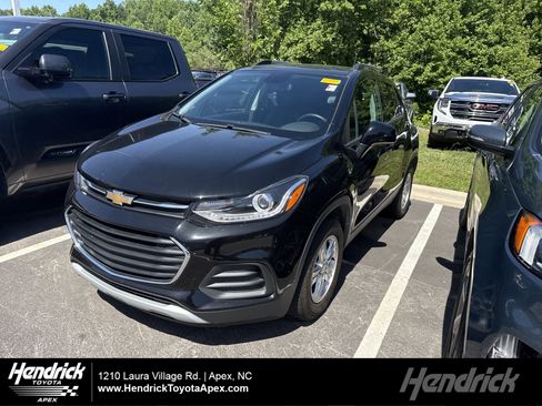 Used 2021 Chevrolet Trax LT w/ LT Convenience Package FWD image 1
