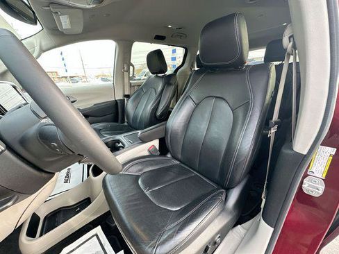 Certified 2022 Chrysler Pacifica Touring-L image 13