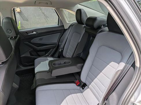 Certified 2025 Volkswagen Jetta SE w/ Sunroof Package FWD image 20