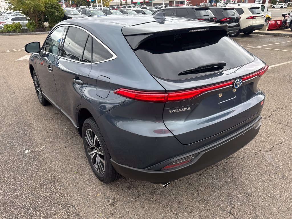 Used 2023 Toyota Venza LE AWD/4WD image 5