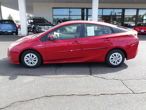 Used 2016 Toyota Prius Two FWD image 2