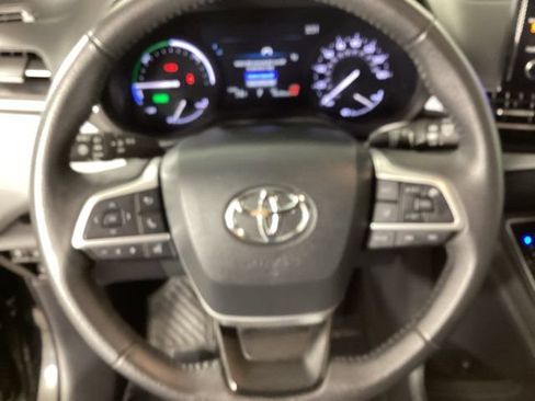 Used 2025 Toyota Sienna XLE FWD image 21