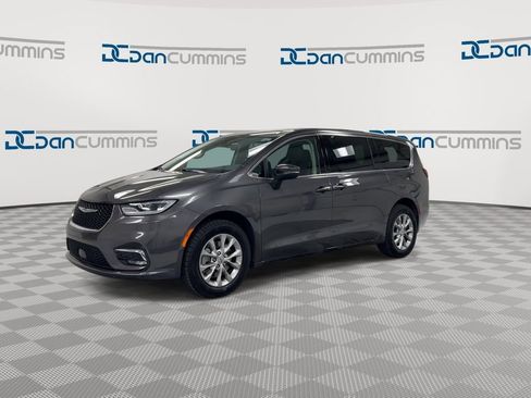 Used 2023 Chrysler Pacifica Touring-L AWD/4WD image 4