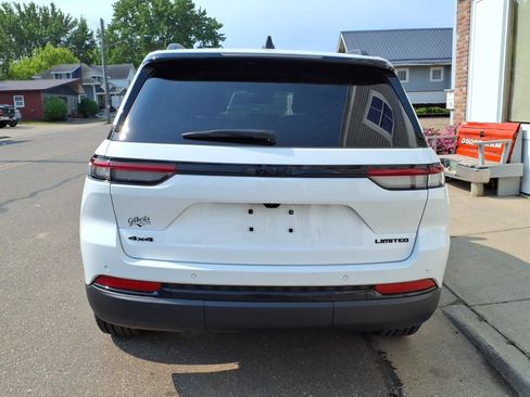 Used 2023 Jeep Grand Cherokee Limited w/ Black Appearance Package AWD/4WD image 7