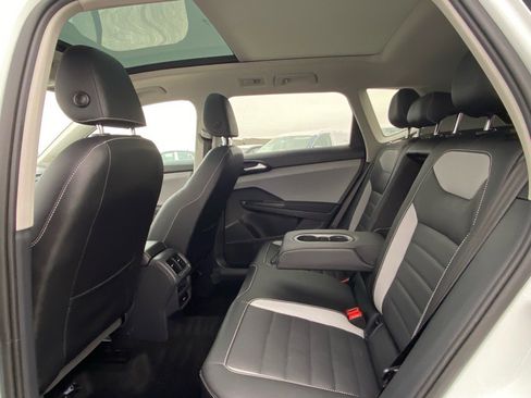 Certified 2022 Volkswagen Taos SEL w/ Panoramic Sunroof Package image 20