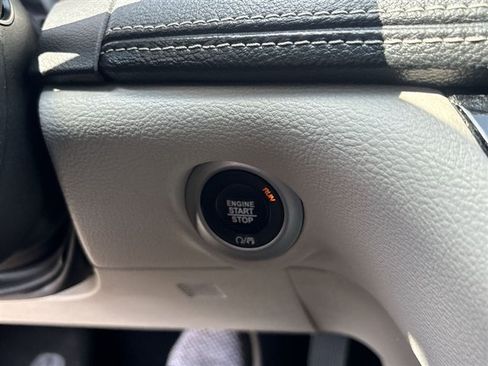 Used 2024 Chrysler Pacifica Touring-L FWD image 16
