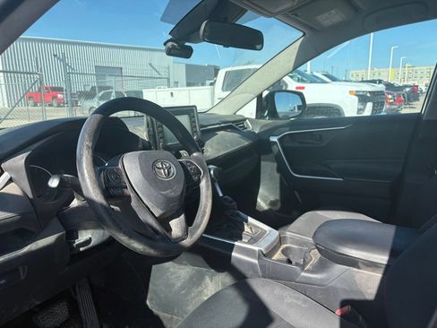 Used 2019 Toyota RAV4 LE FWD image 12