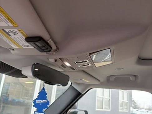 Used 2025 Land Rover Defender 110 X-Dynamic SE image 19