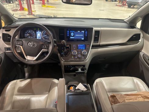 Used 2017 Toyota Sienna XLE FWD image 10