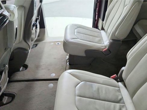 Used 2021 Chrysler Pacifica Touring-L w/ Uconnect Theater Family Group FWD image 16