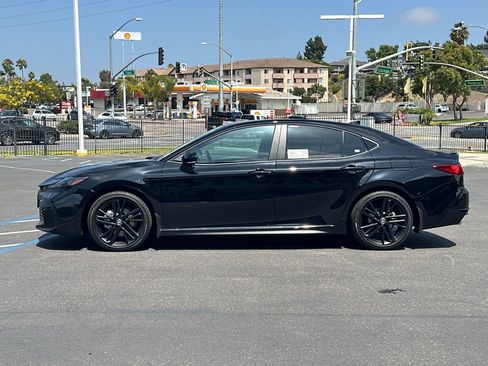 New 2026 Toyota Camry Hybrid FWD image 2