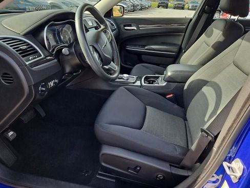 Used 2019 Chrysler 300 Touring w/ Chrome Appearance Package image 18