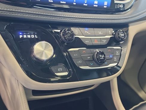 Used 2023 Chrysler Pacifica Limited FWD image 30