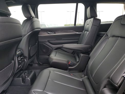 New 2025 Jeep Grand Cherokee L Limited w/ Black Appearance Package image 9