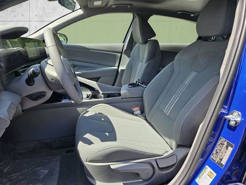 Used 2025 Hyundai Elantra SEL image 4