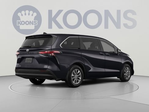 Used 2026 Toyota Sienna LE FWD image 4