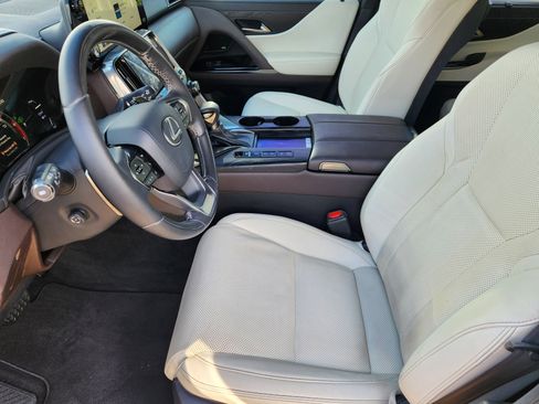 Used 2023 Lexus LX 600 4WD w/ Luxury Package image 17