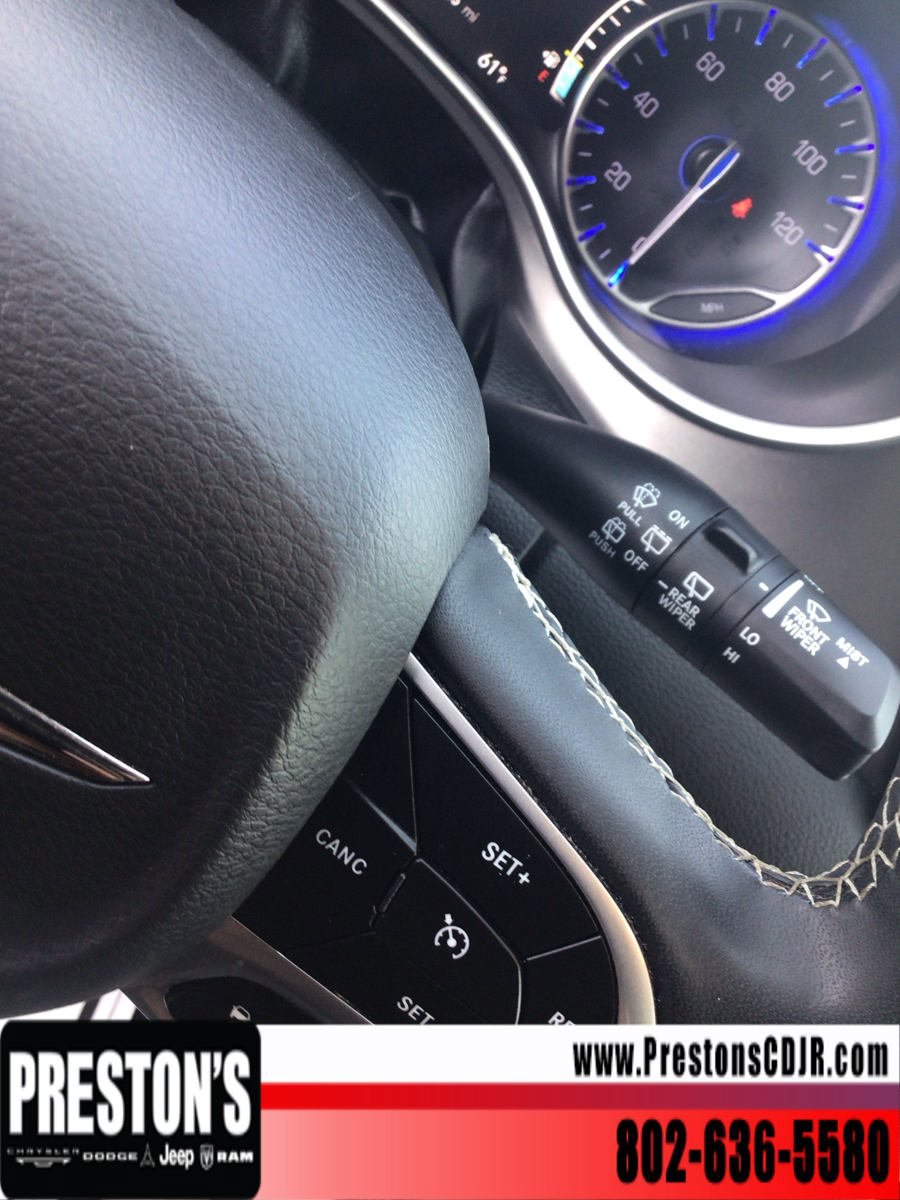 Used 2024 Chrysler Pacifica Touring-L FWD image 13