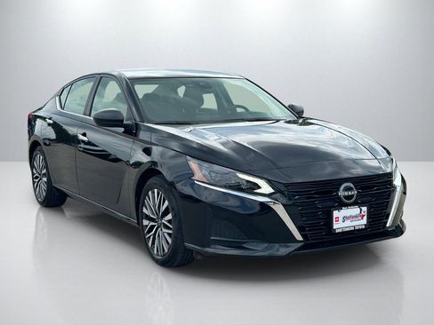 Used 2025 Nissan Altima 2.5 SV FWD image 3