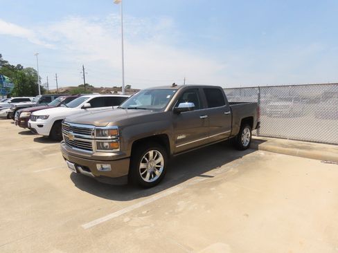 Used 2015 Chevrolet Silverado 1500 High Country w/ High Country Premium Package RWD image 2